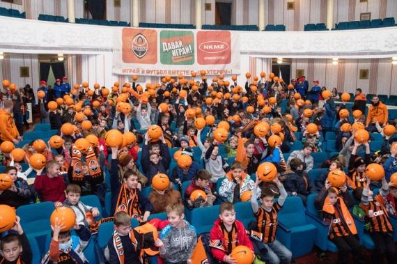 300 детей в Краматорске получили по мячу в подарок от Шахтера